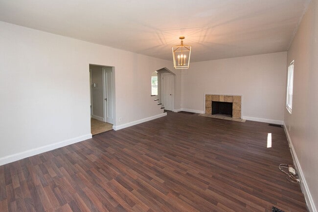 Building Photo - COVEDALE- 3 bedroom 1.5 bath Tudor with up...