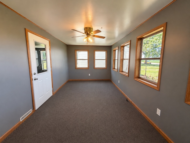 Building Photo - Spacious Family Home Near Schools and Parks in Rock Falls