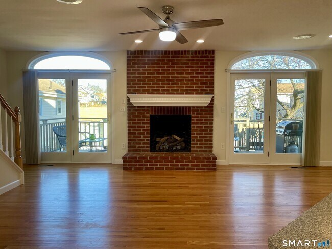 Building Photo - 283 Cosey Beach Ave