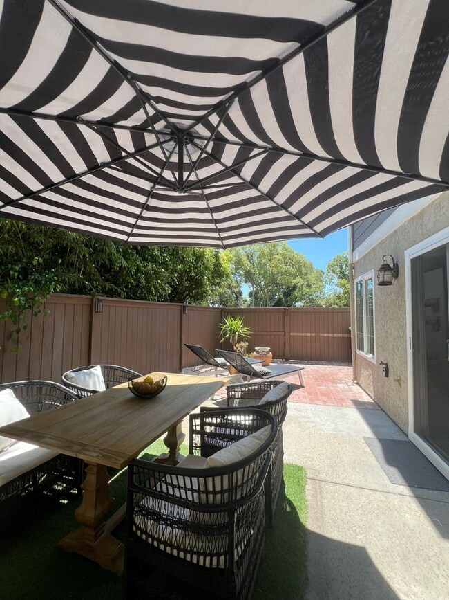 Building Photo - Remodeled townhome located in the Cape at ...
