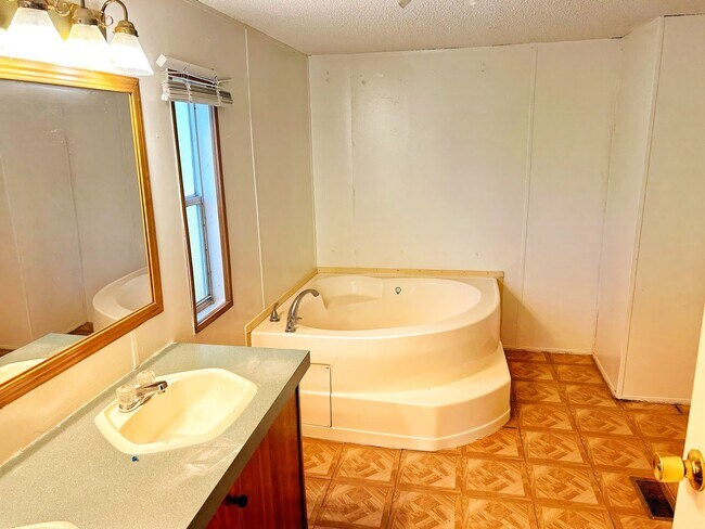 Building Photo - 3 bed/2 bath Country Home