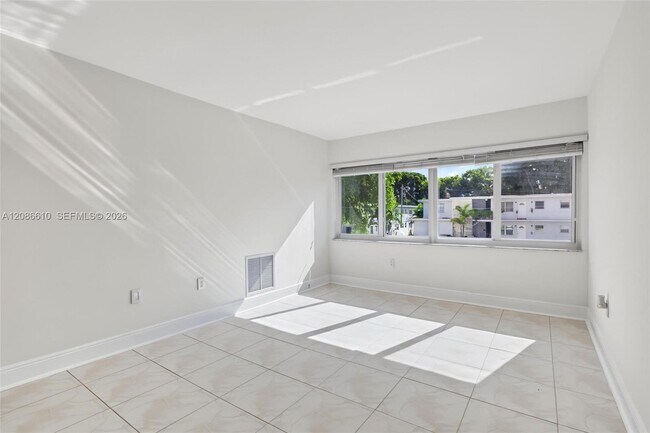 Building Photo - 2690 SW 22nd Ave