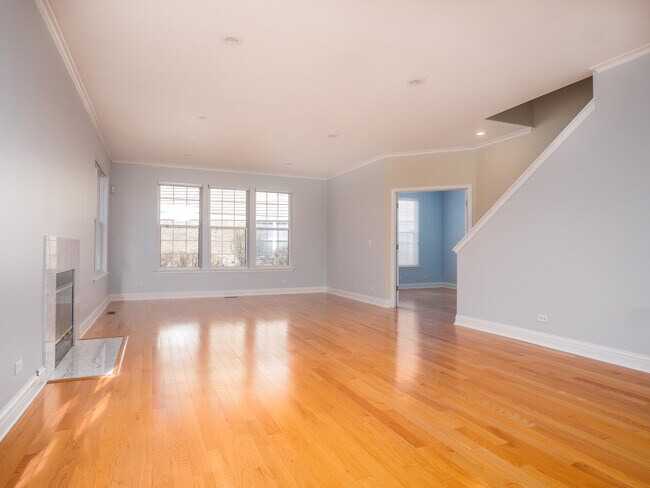 Building Photo - 33 River Oaks Cir E