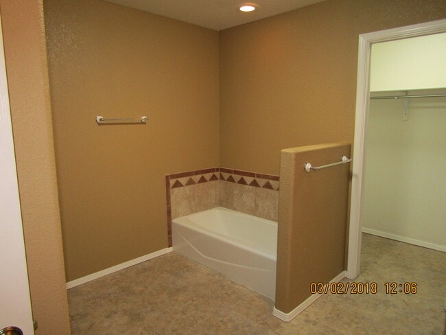 Building Photo - Beautiful 3 Bedroom/2 Bath Home !! **Comin...