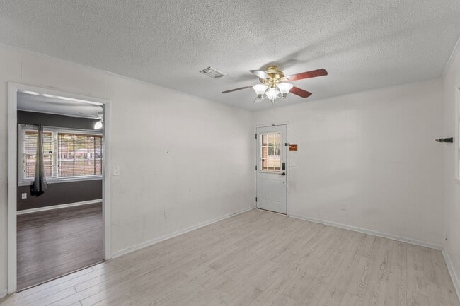 Building Photo - 3 bedrooms 2 bathroom