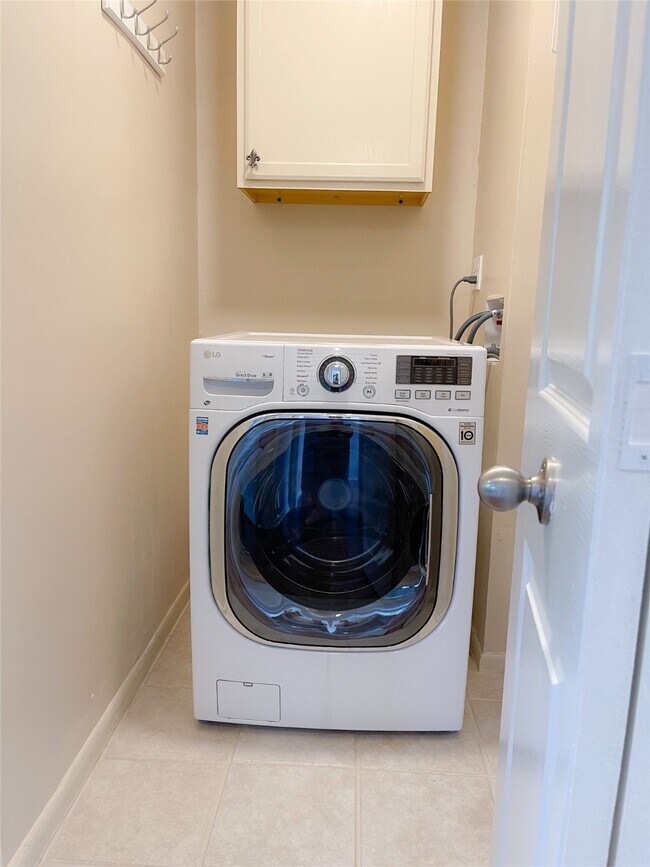 Building Photo - 2744 Briarhurst Dr