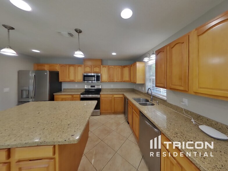 Building Photo - 1152 Tryon Cir