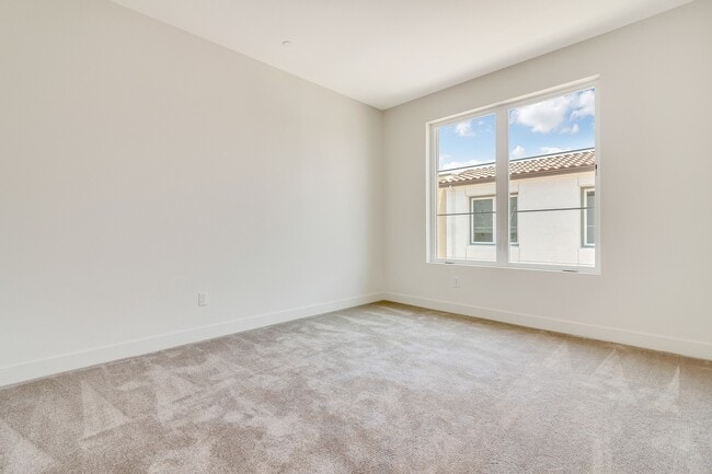 Building Photo - SOUTHCOVE Luxury: SPACIOUS TOWNHOME with O...