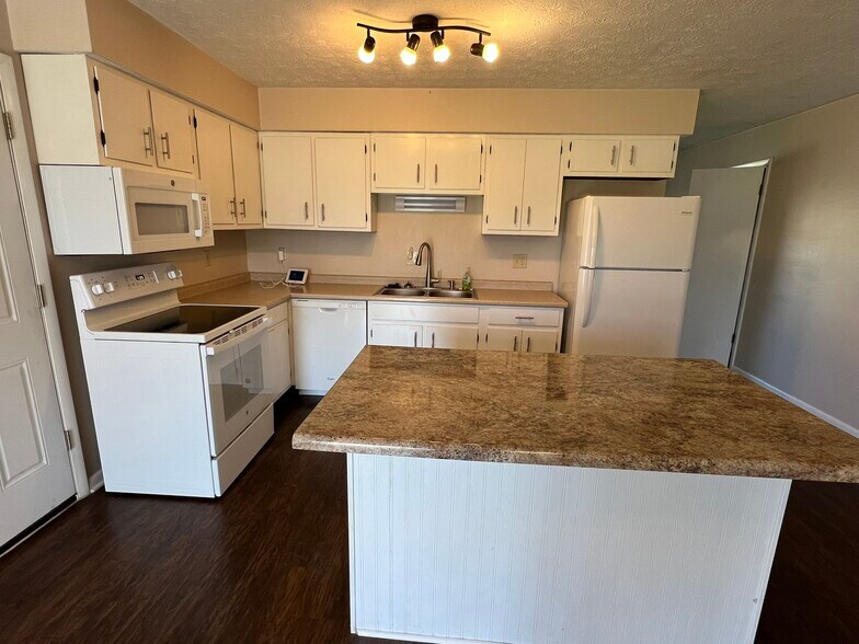 Building Photo - 157 Hickory Ln