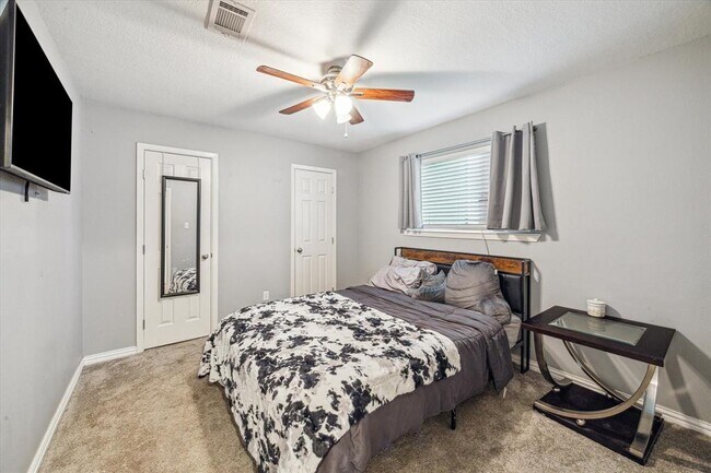 Building Photo - 6227 Creekside Ln