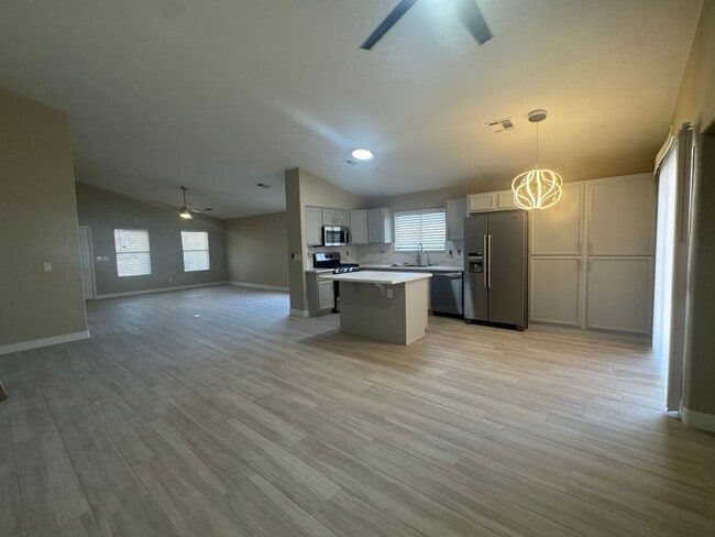 Building Photo - Singel story home, 3br, 2bth, 2cg.