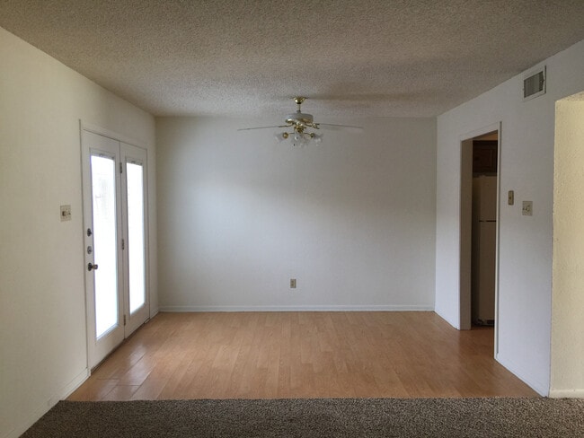 Building Photo - Townhome *LEASING SPECIAL AVAILABLE*