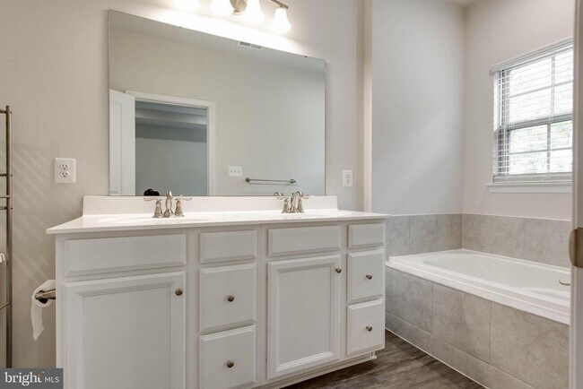 Building Photo - 3004 Cornfield Ave