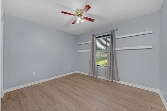 Building Photo - Spacious 3/2 w/Electricity Included Availa...