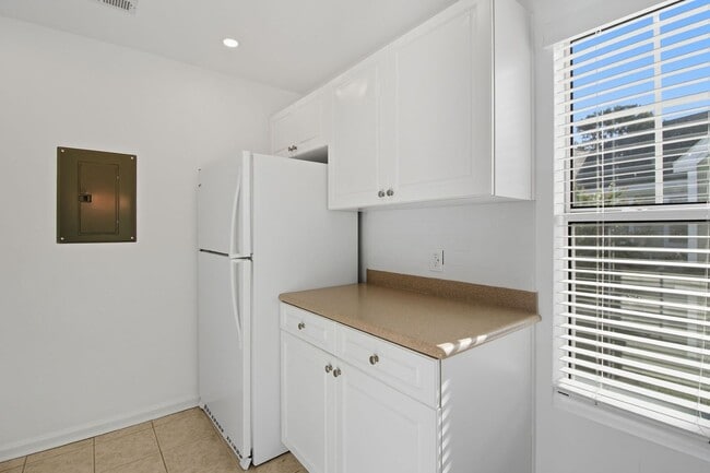 Building Photo - NEW PRICE and Half Off First Month's Rent! Nicely Updated Condo in Old South!