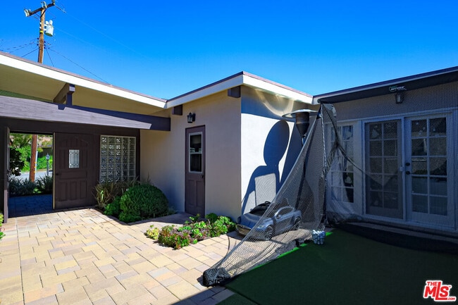 Building Photo - 2260 Los Amigos St