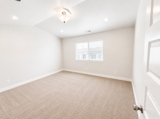 Building Photo - Beautiful 3-Bedroom Townhome in Lehi – Community Pool, Pickleball & More!