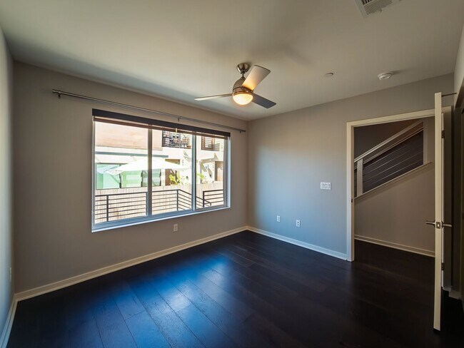 Building Photo - Luxury Townhome Centrally Located in Silver Lake!