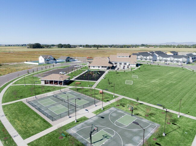 Building Photo - 3 bed, 2.5 bath Summerfield Townhome found in Rexburg!