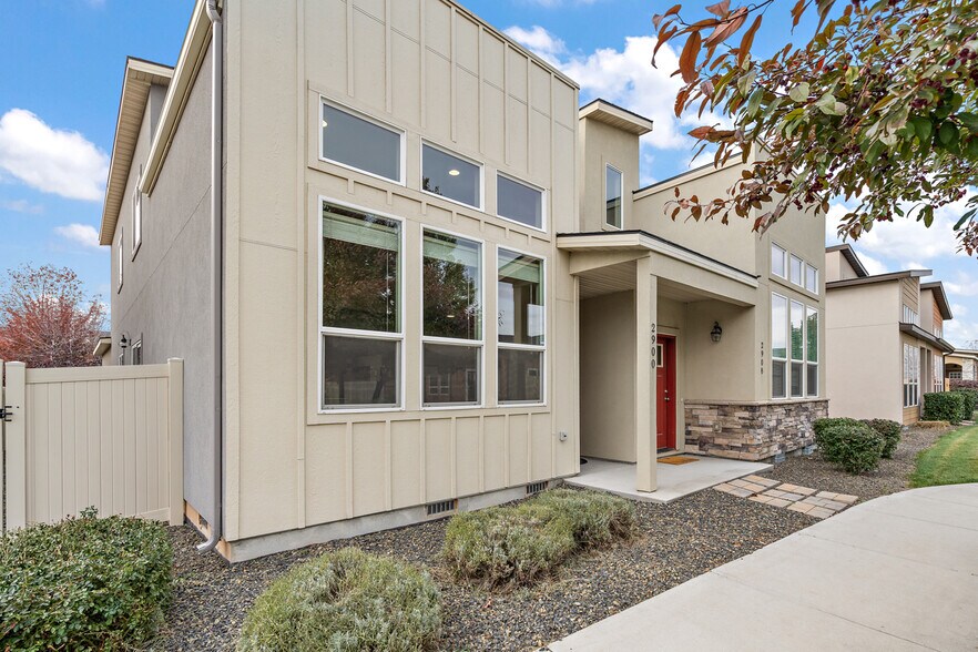 Building Photo - 2900 N Villere Ln