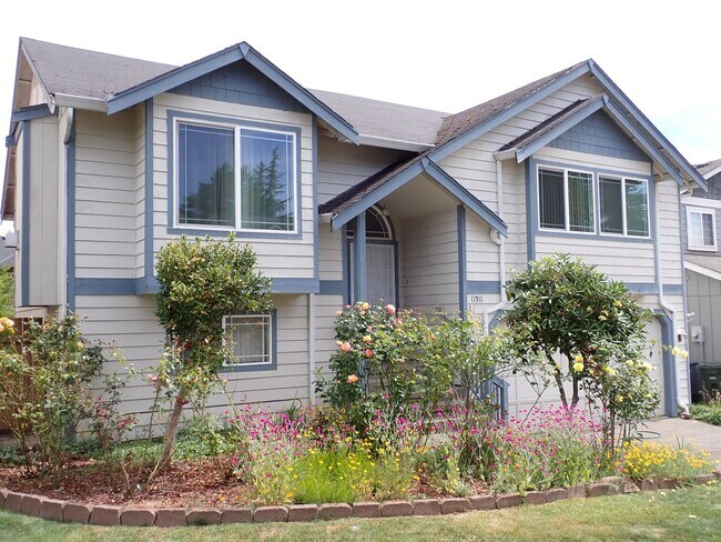 Building Photo - Beautiful 5 Bedroom House Puyallup South Hill