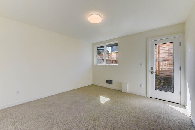 Building Photo - Terrific Townhome