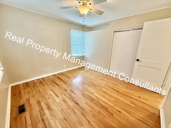 Building Photo - 3-Bedroom Home Near Downtown Overland Park!