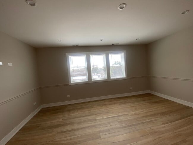 Building Photo - 2934 N Avers Ave