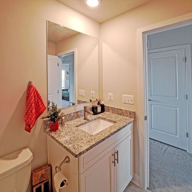 Building Photo - Gorgeous 4-Level Townhome with Rooftop Ter...