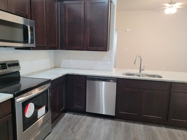 Building Photo - Luxury Duplex 3/2 in Seguin