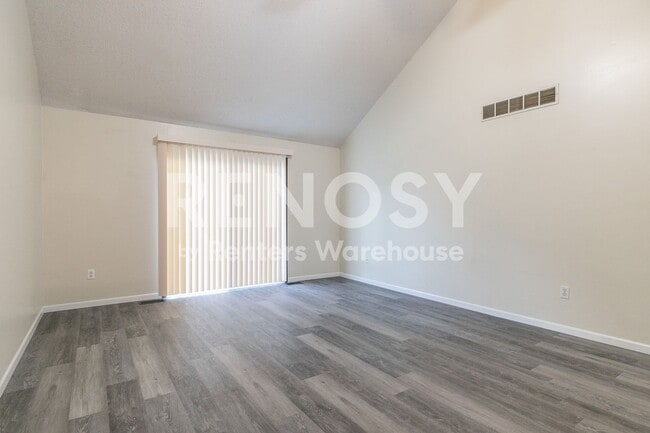 Building Photo - Cute 3 Bed, 2 full bath Townhome in Liberty