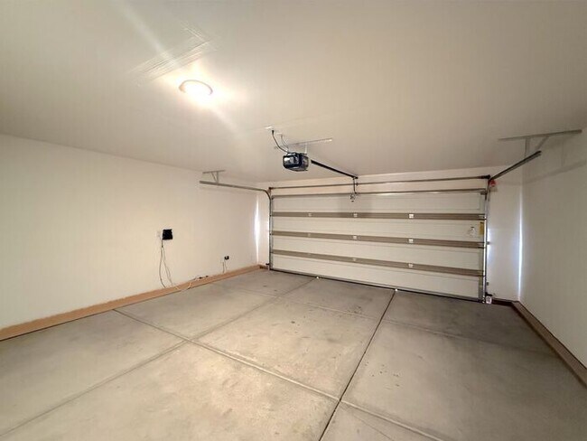 Building Photo - 4 bed, 2.5 bath home w/2 car garage