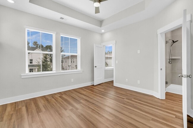 Building Photo - Must see 3 bedroom, 2.5 bath Home in Midto...