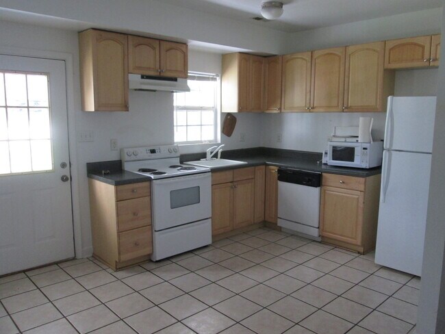 Building Photo - Carver/VCU area. 3 bedrooms, 1.5 bathrooms...