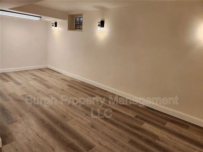 Building Photo - 331 Redwood St