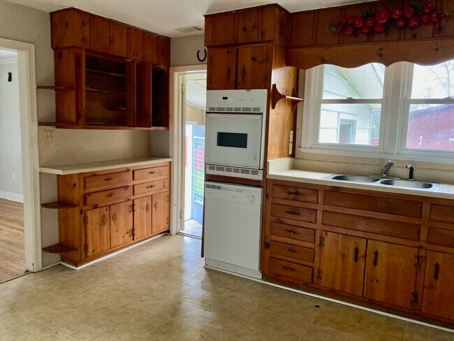 Kitchen - 1005 Rosemont Dr