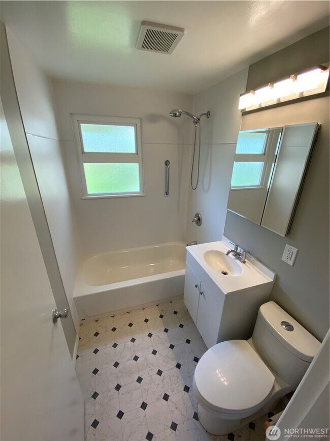 Building Photo - 2bd/1ba Seatac Home