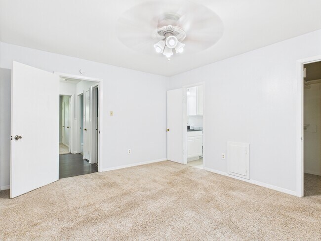 Building Photo - 1402 Village Dr