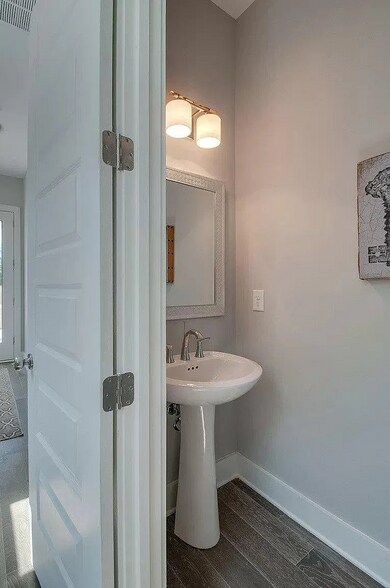 Building Photo - 552 Acklen Park Dr