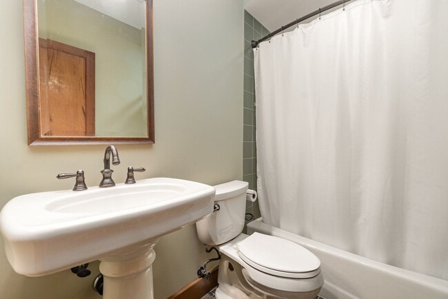 Building Photo - East Nashville River View Living!