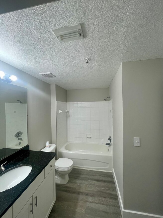 Building Photo - 1 Bedroom / 1 Bath Condo in Gated Communit...