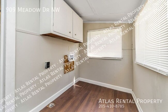 Building Photo - 909 Meadow Dr NW