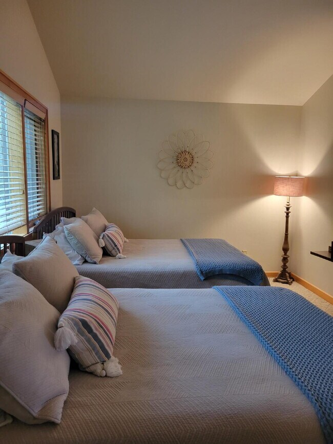 Building Photo - Furnished 3 bedroom, 3.5 bath