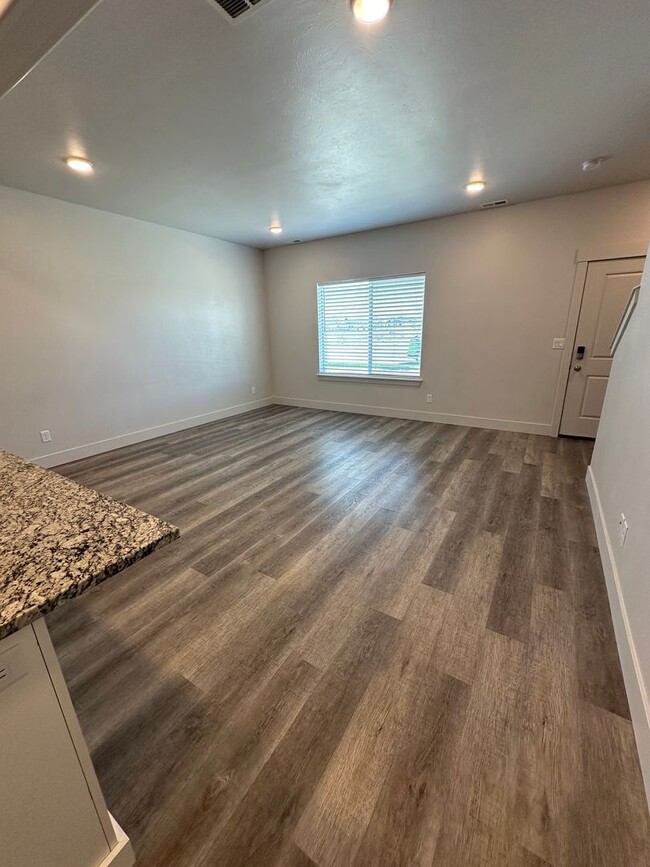 Building Photo - $500 OFF FIRST MONTHS RENT IF LEASE SIGNED...