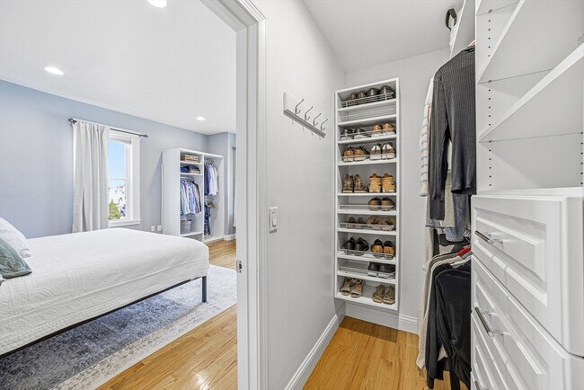 Building Photo - 659 Moody St