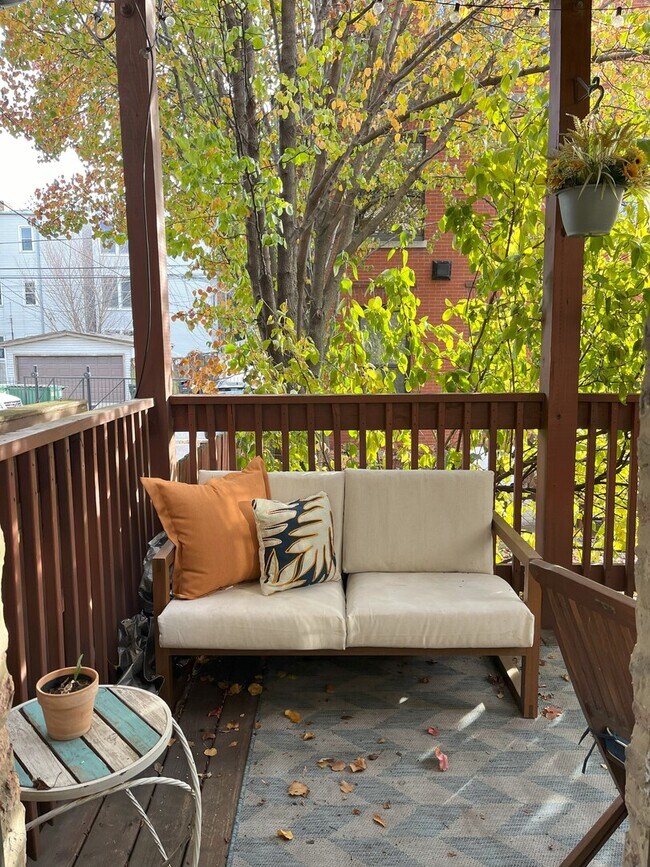 Building Photo - 2035 W Evergreen Ave