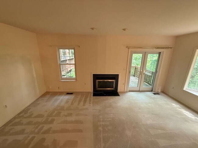 Building Photo - Updated 4BR Townhome!