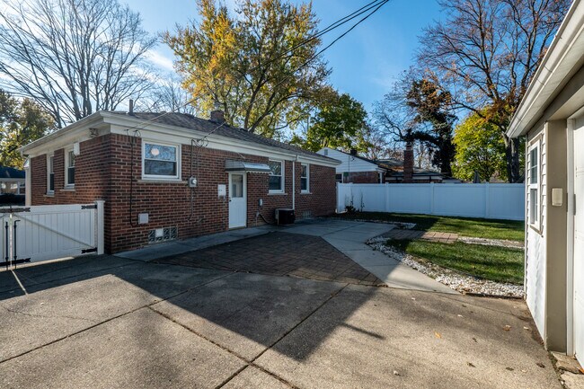 Building Photo - 429 E La Salle Ave