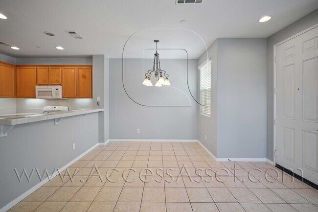 Building Photo - 3 Bed / 2.5 Bath Townhome | Open Layout + Modern Finishes