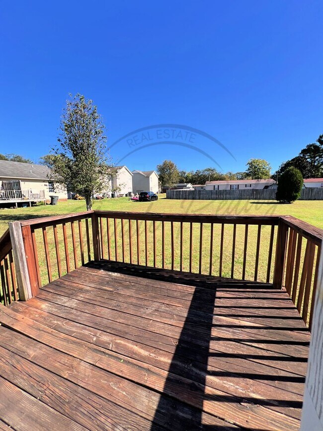 Building Photo - ON SPECIAL: Three Bedroom Ranch with Appli...